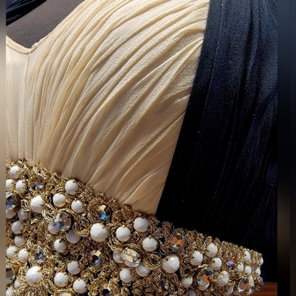 Vintage halter gown cream and black crepe hand beaded bust panel - Picture 6 of 6